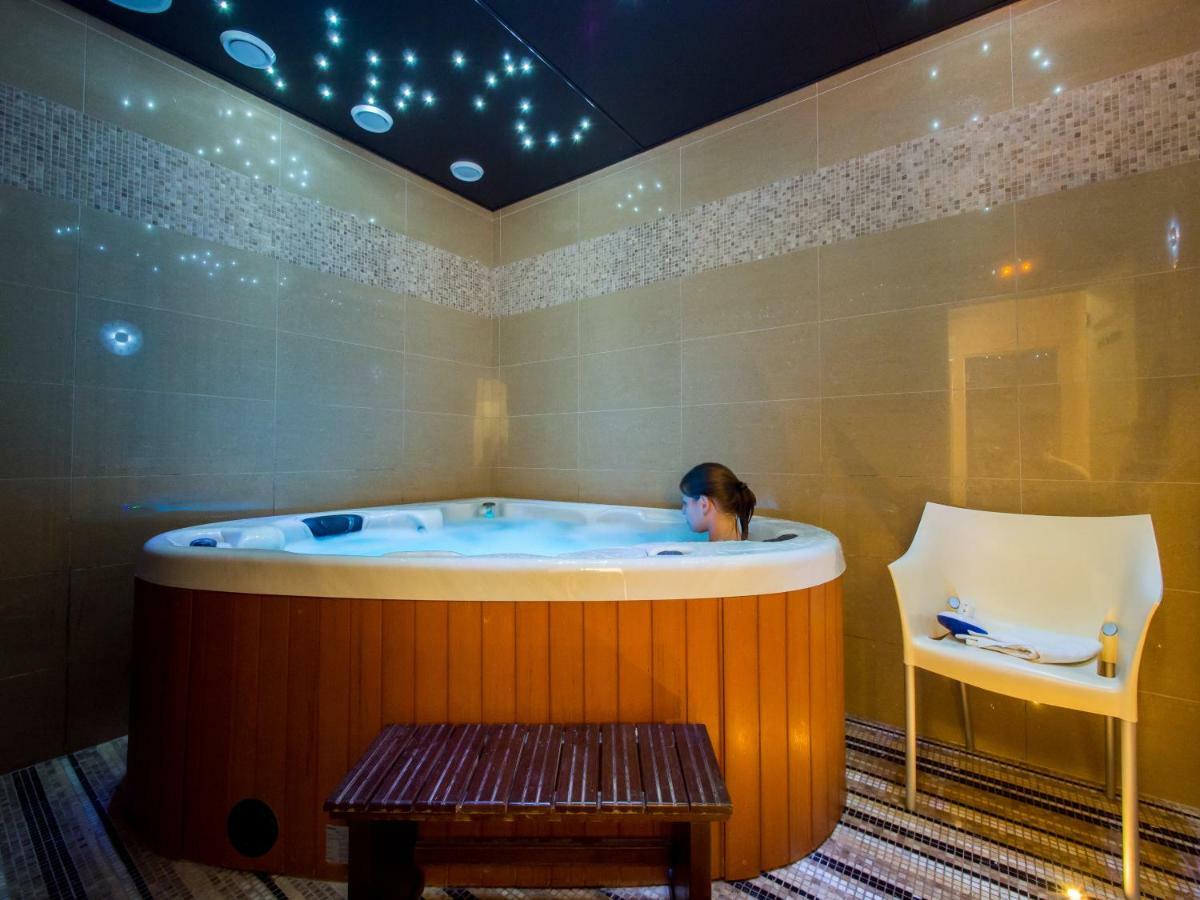 Hotel Krystal Luhacovice Bagian luar foto